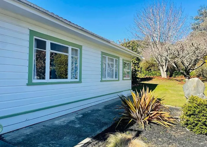 Spacious Home Near Kaiteriteri With Parking, Games And Sports Equipment
